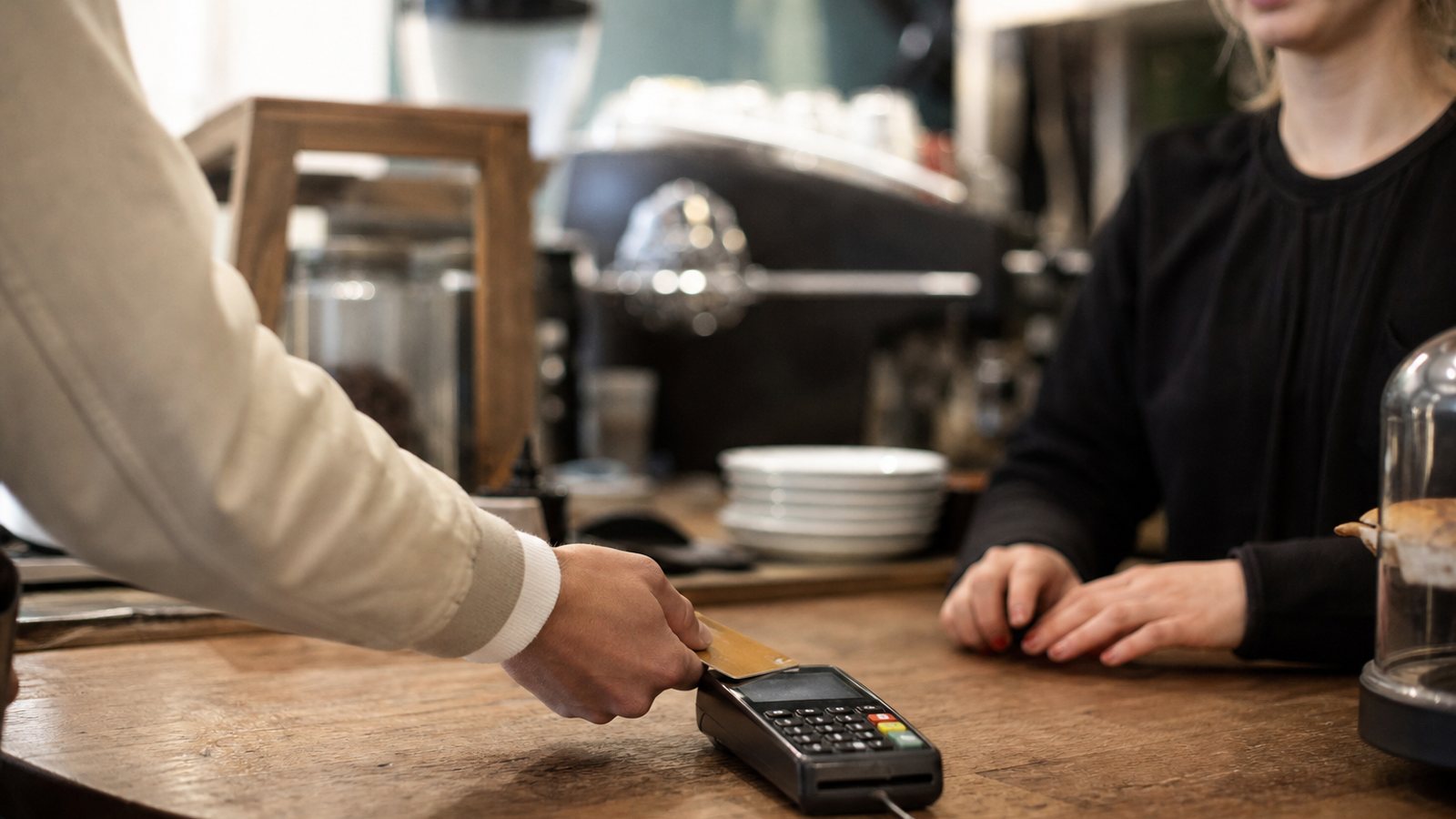 Paiement par carte bancaire professionnelle au comptoir avec le ticket remis au client