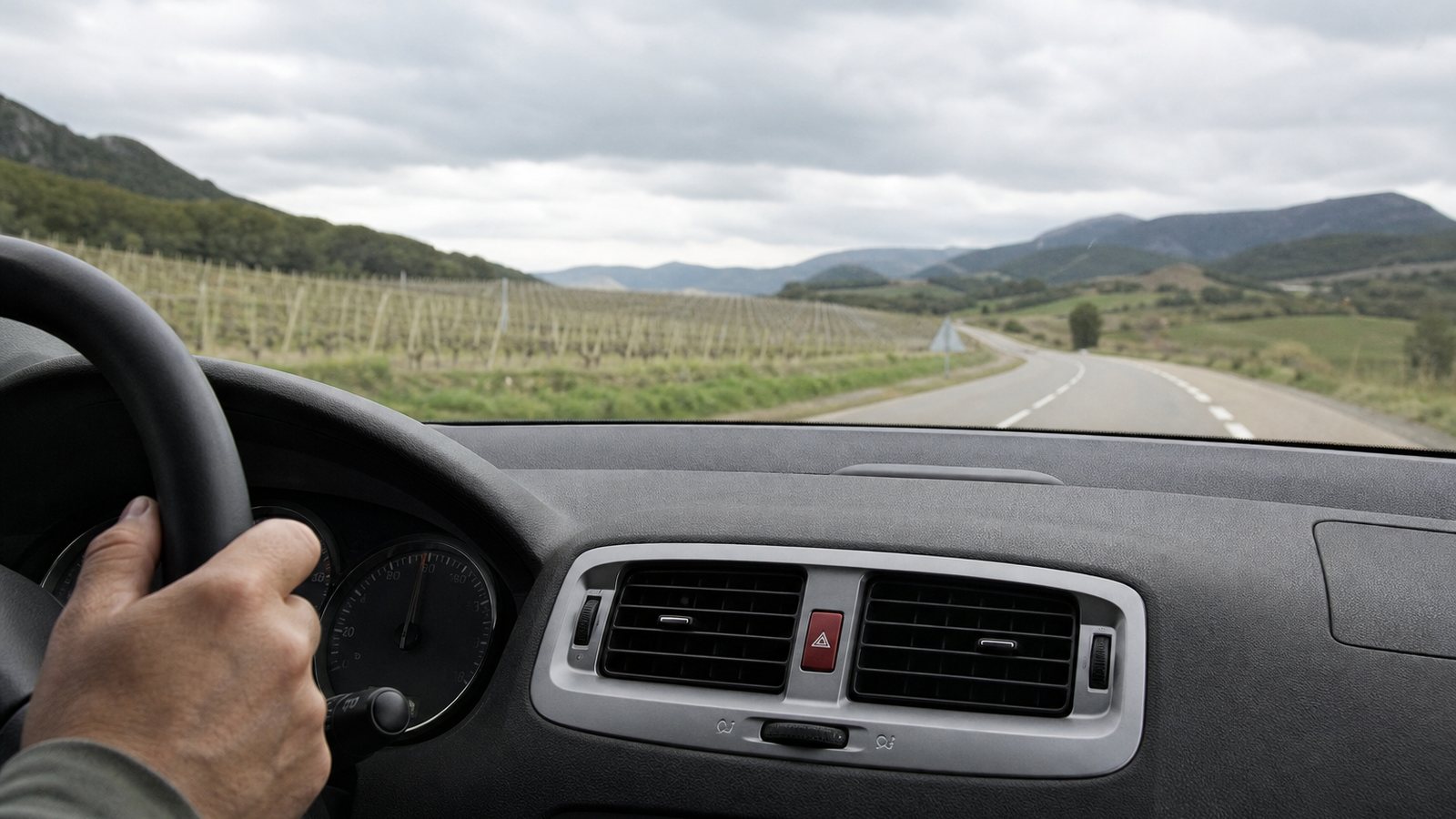 Compteur kilométrique d'une voiture lors d'un déplacement professionnel sur route