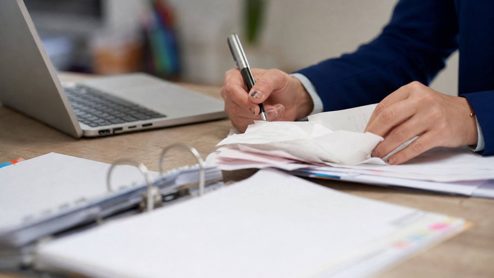 Comptable préparant l'intégration des notes de frais sur son ordinateur au bureau